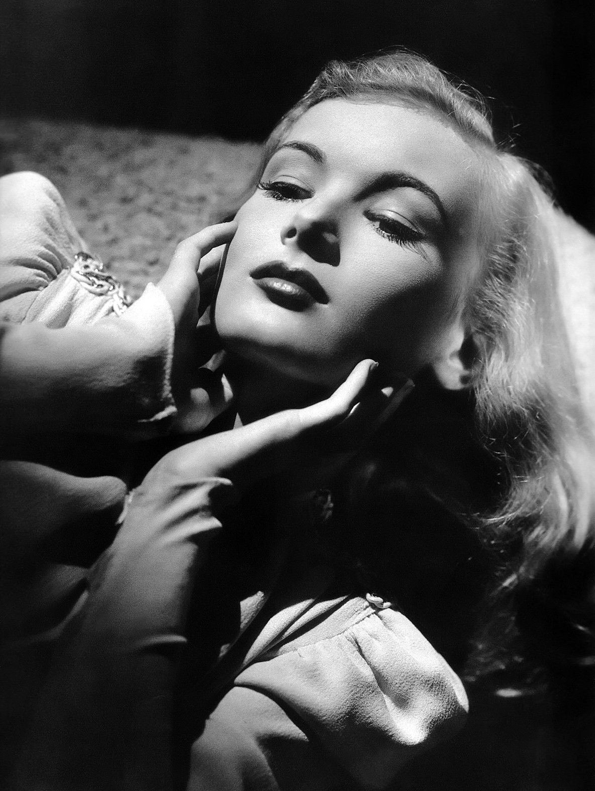 ritamarlowe:
Veronica Lake in the 1940s.
